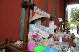 河南大姐街头摆摊卖千年益智玩具十多年，只为展示古人智慧有多高图片