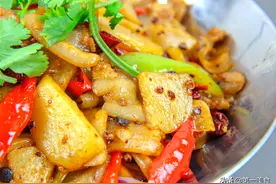 每次去饭店都想吃的干锅土豆！简单操作在家也能做出饭店的味道图片