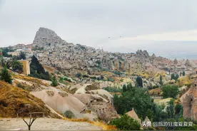 明明是一片荒漠，却生活着数以万计的鸽子，还藏着一个岩石要塞图片