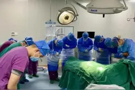 浙江一19岁少年感动全网，父亲送最后一程：18年后你又是一条好汉图片