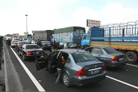堵在高速公路上突然尿急，男的好办，看看女生是怎么解决的图片
