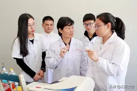 百年党史巾帼红 | 朱卫丰：中药制剂的领军人，抗击疫情的排头兵图片