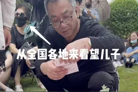 乔任梁去世5周年，墓前变粉色花海，粉丝陪乔爸乔妈聊天画面暖心图片