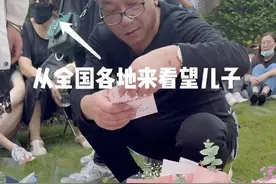 乔任梁去世5周年，墓前变粉色花海，粉丝陪乔爸乔妈聊天画面暖心图片