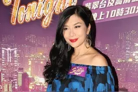 57岁吴家丽真的不会老吗？穿蓝色一字肩上衣配阔腿裤，优雅迷人图片