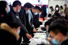 35岁pk25岁，努力跻身公务员赛道的他们能获得想要的“安全感”吗？图片