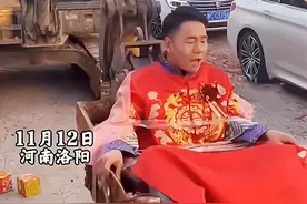 新郎婚礼被绑挖掘机，铲斗空中抖动后猛砸地面，他闪到腰当场翻脸图片