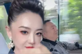 月亮姐姐与董浩罕同框，差23岁像两代人，还调皮给董浩浓妆特效图片
