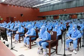 56人涉黑团伙穿隔离服受审！涉杀人放火、非法拘禁、敲诈勒索等罪名图片