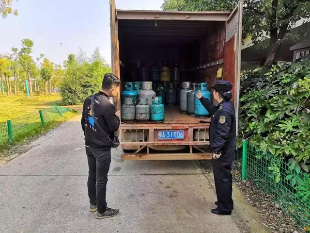 请回答：她的小爆脾气易燃易炸却让我欲罢不能，肿么办？