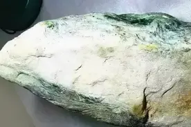 8万的翡翠原石一刀切出上亿玻璃种帝王绿图片