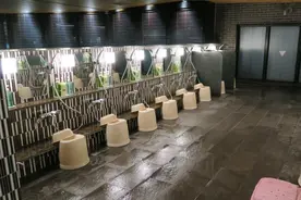带儿子去女浴室被拦下，妈妈不服，被另一女顾客教育后羞愧离去图片