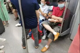 网友吵翻！上海地铁提醒车厢内少跷二郎腿，是管太多了吗？律师评评理图片