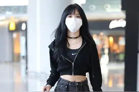 SNH48费沁源露脐装秀小蛮腰暗黑少女风；乔欣短发小白裙秀美腿图片