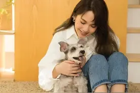极简穿搭白衬衫加牛仔裤，照这三个搭配方法穿，时髦感溢出屏幕外图片
