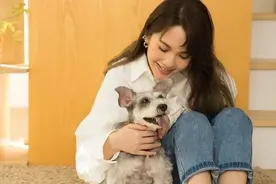 极简穿搭白衬衫加牛仔裤，照这三个搭配方法穿，时髦感溢出屏幕外图片