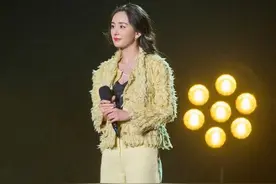 王一博穿女装还撞衫杨幂！脖子上挂满珍珠项链，不娘还意外被帅到图片