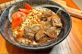 台湾美食红烧牛肉面图片