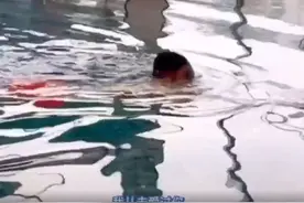 郑恺为讨老婆欢心包泳池！游泳不忘照看苗苗，不时回头宠溺满分图片