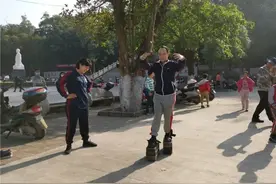 高手在民间！广西一男子穿100多斤的铁鞋上街图片