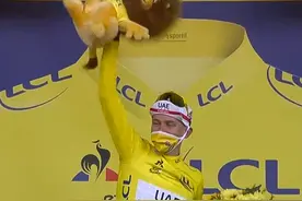 横刀夺冠，环法末战上演惊天大逆转，22岁小将实现“三衫合一”图片