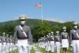 西点军校毕业典礼强行开启，特朗普语出惊人：美国不再做世界警察图片