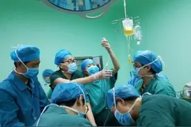 26岁孕妇剖腹产被医生拒绝，胎儿头部被“扯断”，直接掉落在手上图片