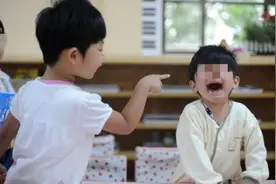 “你为什么还手？”孩子受欺负还手被罚，妈妈反手给老师一巴掌图片