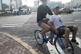 让五六十斤重孩子坐在车筐里，压坏车子事小，摔了孩子事就大了图片