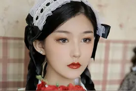 黑色蕾丝女仆装白色帽子袜子经典的黑白搭配图片