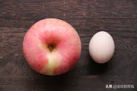 鸡蛋加苹果，教你从没见过的做法，每周吃2次，很多人不懂有啥用图片