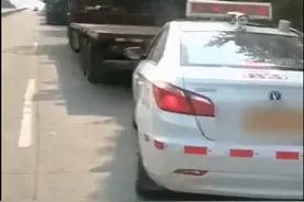 重庆女子考科三被挡路，等4小时挪车满分通过，坚持总有回报图片