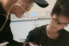 退休教授插着胃管给邻床初中生讲题，网友刷屏祝福！图片