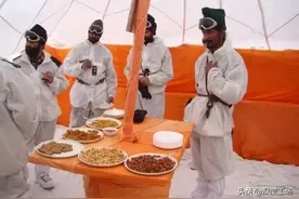印度山地兵展示伙食：一桌子人就2盘面条1盘饼干，暴露后勤窘境图片