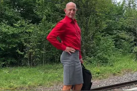 硬汉老爸爱上高跟鞋配短裙？网友惊艳：长腿翘臀画风太妖娆图片