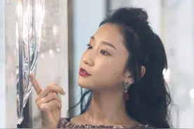 陈彦妃身穿无袖花卉连衣裙高级典雅，而无袖黑色薄纱裙优雅神秘图片