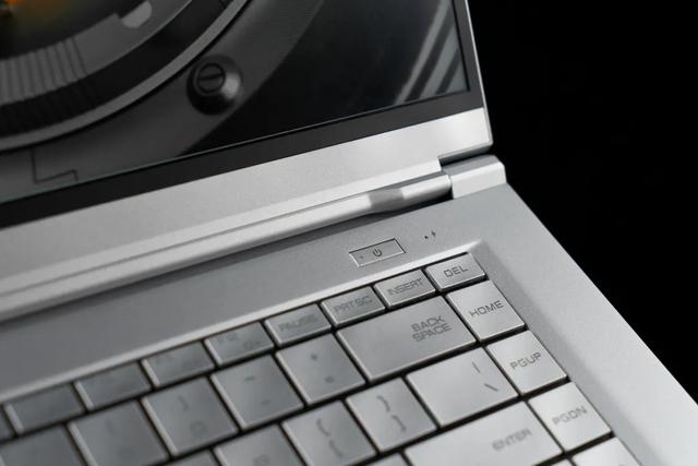 轻薄本中的西装暴徒:机械革命Code01评测