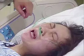 手术中为了节约宝贵的抢救时间，医生未征得她的同意就进行了插管图片