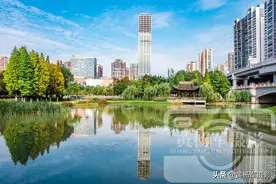 江西一公园占地面积1002亩，地处赣州CBD中心区，秋色如画图片