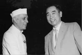 美国记者问总理：人走的路为啥叫马路？答案让美国记者羞红了脸图片