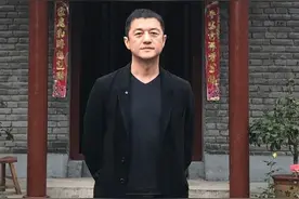 46岁李亚鹏和天才女儿近照！唇裂女孩变网红！网友：父爱如山图片