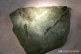 缅甸莫湾基色蟒手镯料翡翠原石。看皮识肉，赌石是怎么涨的？图片