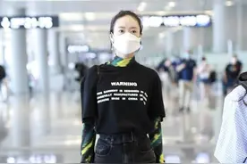 童瑶状态真实显嫩，35岁穿破洞裤，豁口又长又大气质大胆惹眼图片