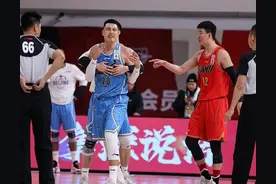 当年北京对阵新疆，面对镜头，为何闵鹿蕾还要说裁判对咱们有利？图片