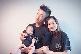 儿子满月一家三口PO帅照 44岁TVB“准视帝”父爱爆表图片