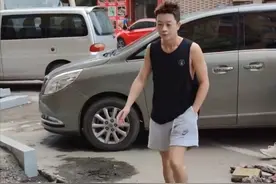 王栎鑫敷着面膜大街上乱窜，被曝街头抽烟还吐痰，状态悠闲自在图片