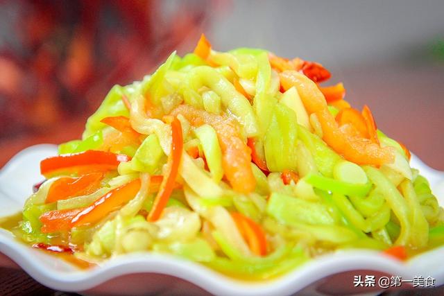 茄子怎么炒（常年不吃油腻菜的婆婆把茄子这样一炒）