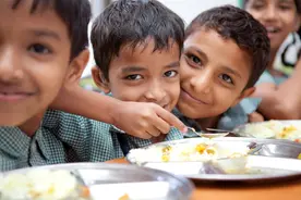 印度1个亿的儿童，可能在饿肚子！新冠疫情凶猛，摧毁了免费午餐图片