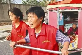“中国孝女”谢淑华，拉着八旬母亲，用人力板车完成徒步旅游图片
