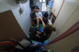 这对情侣赤裸裸的穷困生活，撕开了穷人最心酸的遮羞布图片